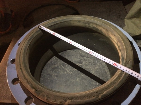 上海淞江橡膠接頭采用大口徑法蘭試壓會出現(xiàn)漏水現(xiàn)象！